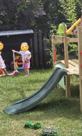 Kinder spielen im Garten