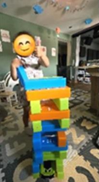 Kind spielt mit Bausteinen